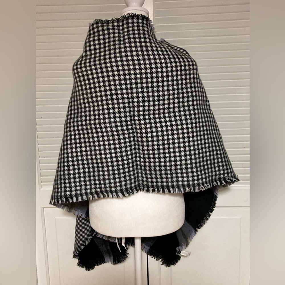 NWOT Tahari Acrylic Reversible Scarf OSFM - Picture 12 of 16